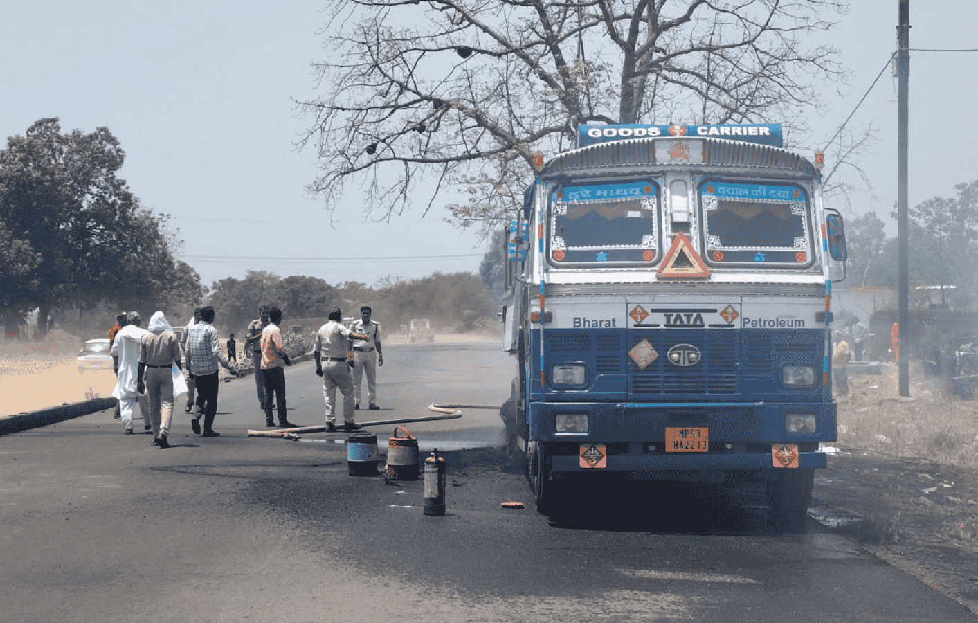 धमाके के बीच डीजल टैंकर में भड़की आग, उठा धुआ, सीधी का एनएच 39 रहा पूर्ण बंद