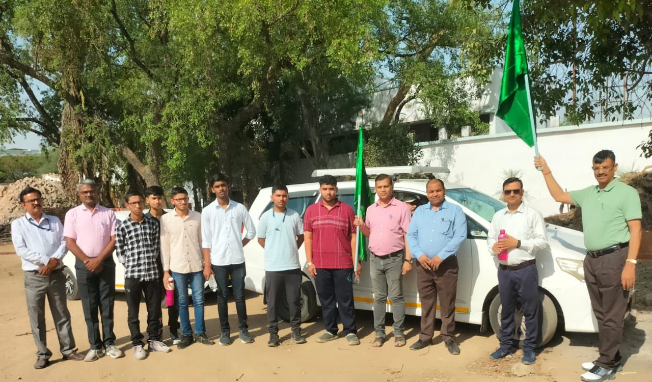 पर्यटन क्विज की विजेता टीम को भ्रमण के लिए भेजा गया ओरछा और खजुराहो