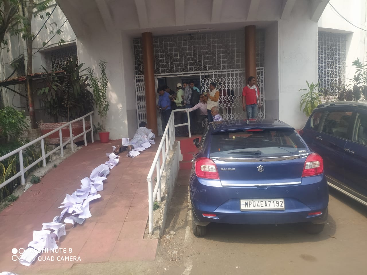 एमपी में जल संकट पर अनोखा प्रदर्शन, ग्रामीण ने आवेदनों की पूछ बनाकर अजगर स्टाइल में कार्यालय पहुचा