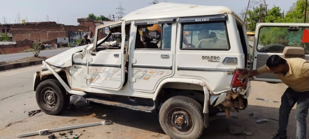 A Bolero full of wedding guests overturned in Maihar