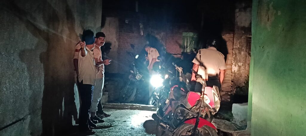 Police caught a betting businessman in Satna