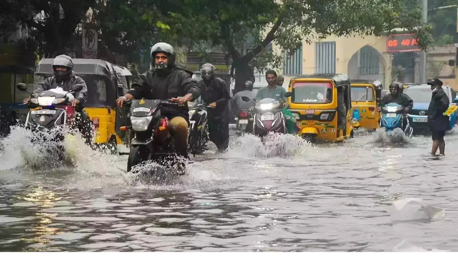 Bengaluru Weather Update : भारी बारिश से जलमग्न हुआ बेंगलुरु , 22 मई तक IMD का रेड और येलो अलर्ट