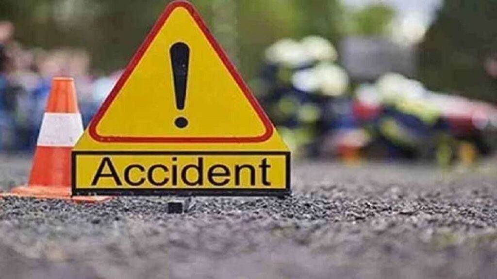 Bike of youths returning from marriage in Rewa collided with a tree