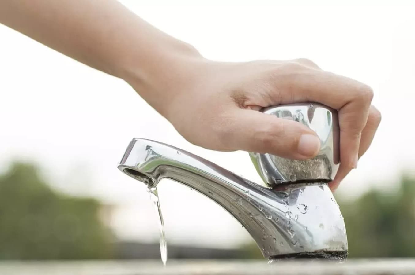 Water Saving Tips 2025: हर बूंद कीमती है समर सीजन में कैसे करें पानी की बचत?