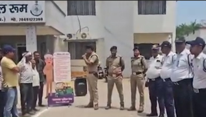 Traffic police explained parking rules to auto drivers in Rewa