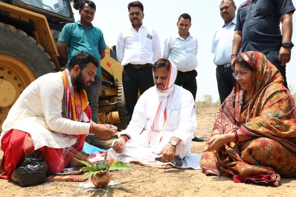 Deputy Chief Minister Rajendra Shukla performed Bhoomi Pujan of check dam for water conservation in Rewa