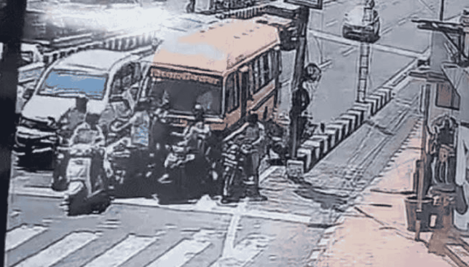 भोपाल की सिग्नल लाइट में स्कूल बस ने 8 वाहनों को मारी टक्कर, लेडी डॉक्टर की मौत, 14 जून को होनी थी शादी
