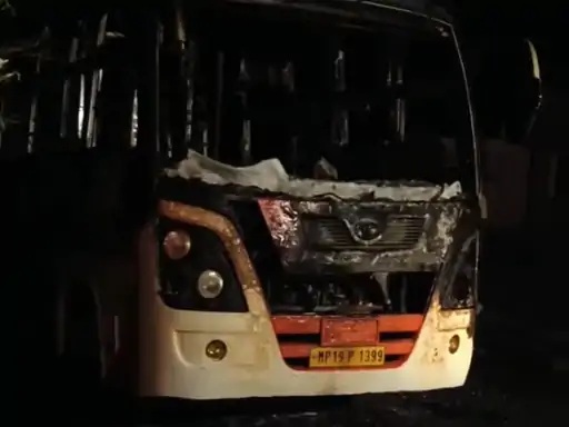 Sutra Seva bus caught fire late night in Satna