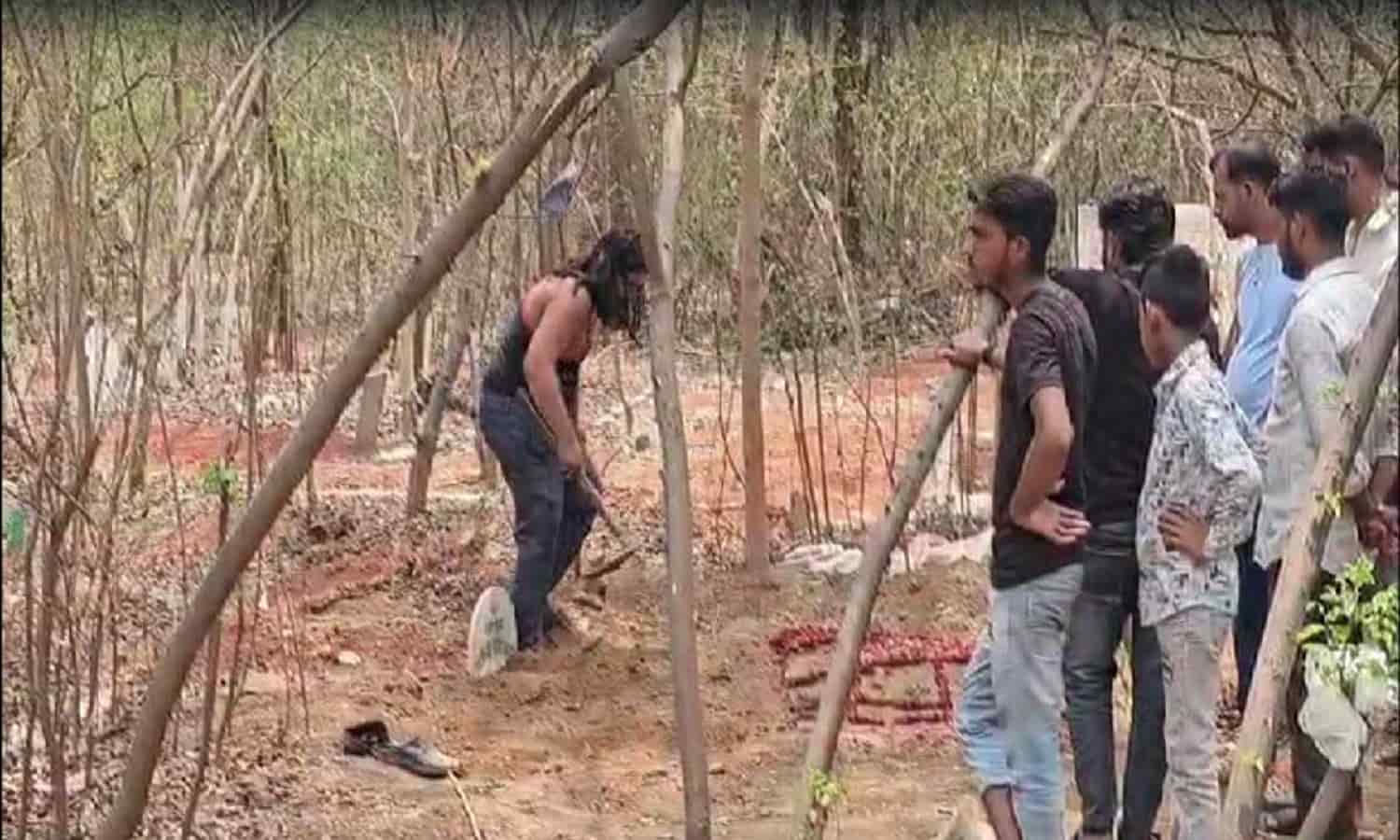 MP: 6 महिलाओं की कब्र के साथ छेड़छाड़, कमर के निचले हिस्से तक मिट्‌टी हटी थी