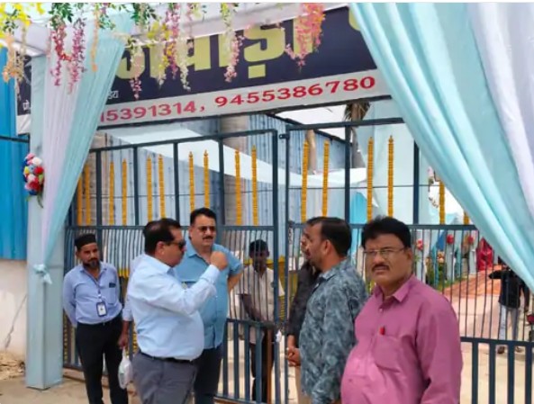 A marriage garden operating without permission in Rewa was sealed