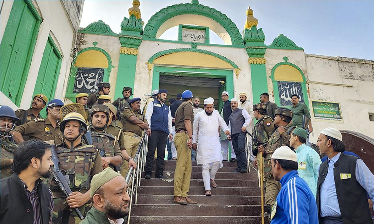 Sambhal Jama Masjid: सुप्रीम कोर्ट ने मुस्लिम पक्ष की याचिका खारिज की, हरिहर मंदिर के सर्वे को मंजूरी