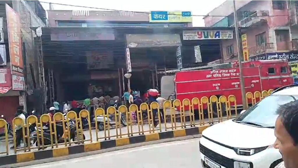 Fire broke out in the consumer complex in front of Shilpi Plaza in Rewa