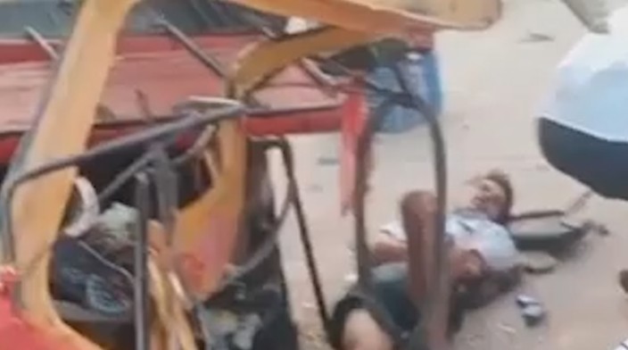 Auto filled with passengers collides with pickup in Rewa