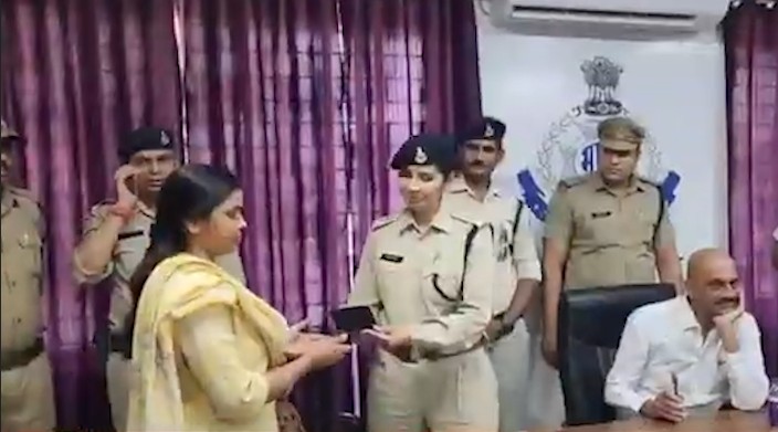 Rewa district police returned mobile phones