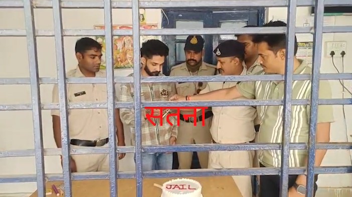 Satna police made the criminal cut a cake and then handcuffed him