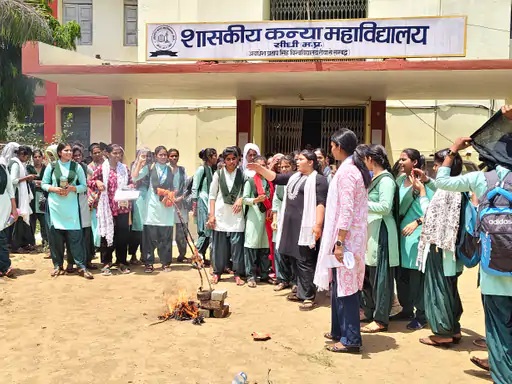 Demonstration by girl students in Sidhi Girls College