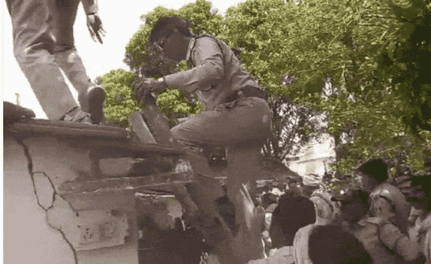 नईगढ़ी के बंधवा गांव के घर में घुसा तेदुआ, मुकुंदपुर टाइगर सफारी की टीम ने किया रेस्क्यू