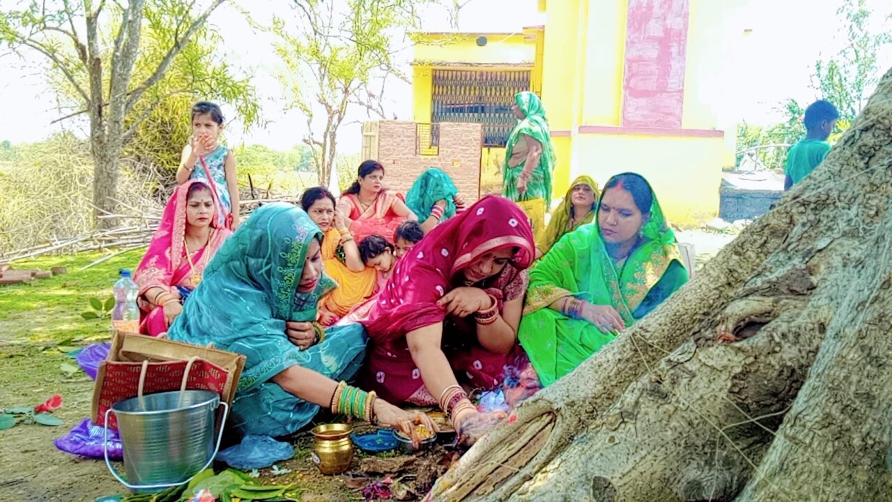 सुहागिनों ने की वटवृक्ष की पूजा कर मांगा अखंड सौभाग्य