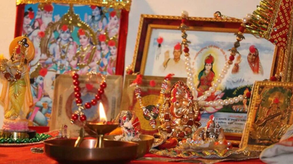 Ghar me Bhagwan Ki Photo Kaha Lagaye