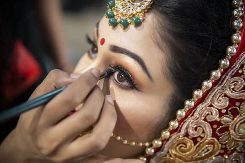 Beautician Course: कैसे बनें सफल ब्यूटीशियन?