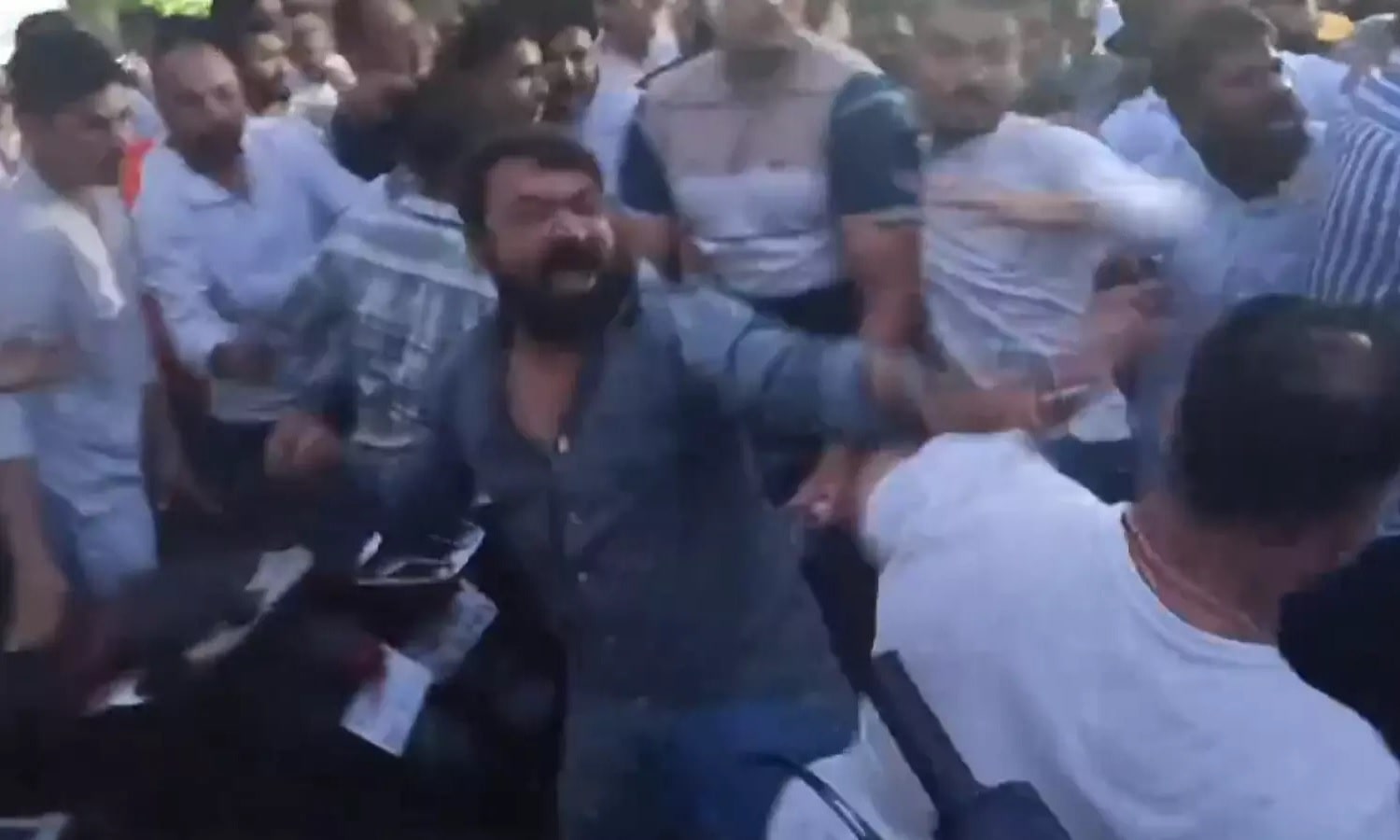MP: भोपाल में कांग्रेस की बैठक के दौरान आपस में भिड़े कार्यकर्ता, जमकर चले लात-घूसे