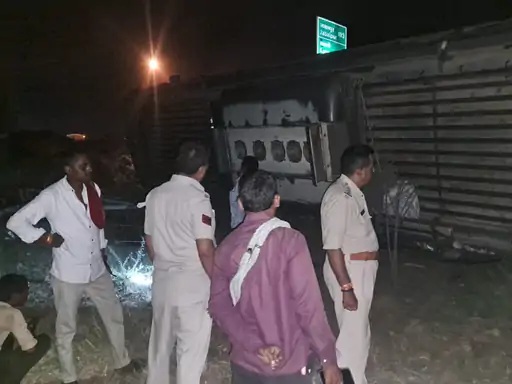 Bus going from Rewa to Nagpur overturned