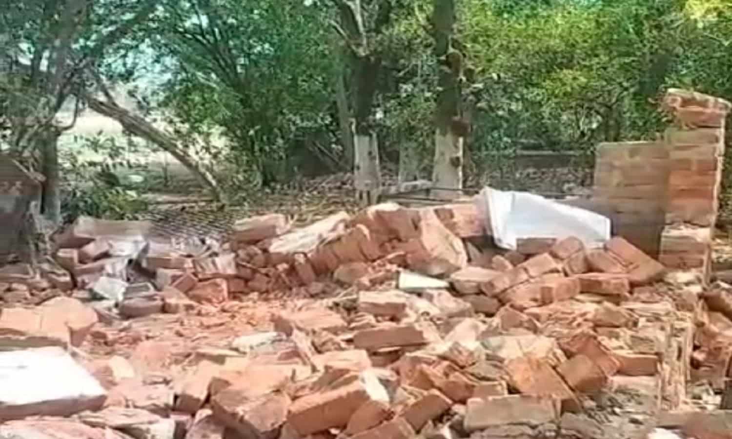 MP: छतरपुर में मंदिर परिसर के 400 पेड़ उखाड़े, ग्रामीणों में आक्रोश