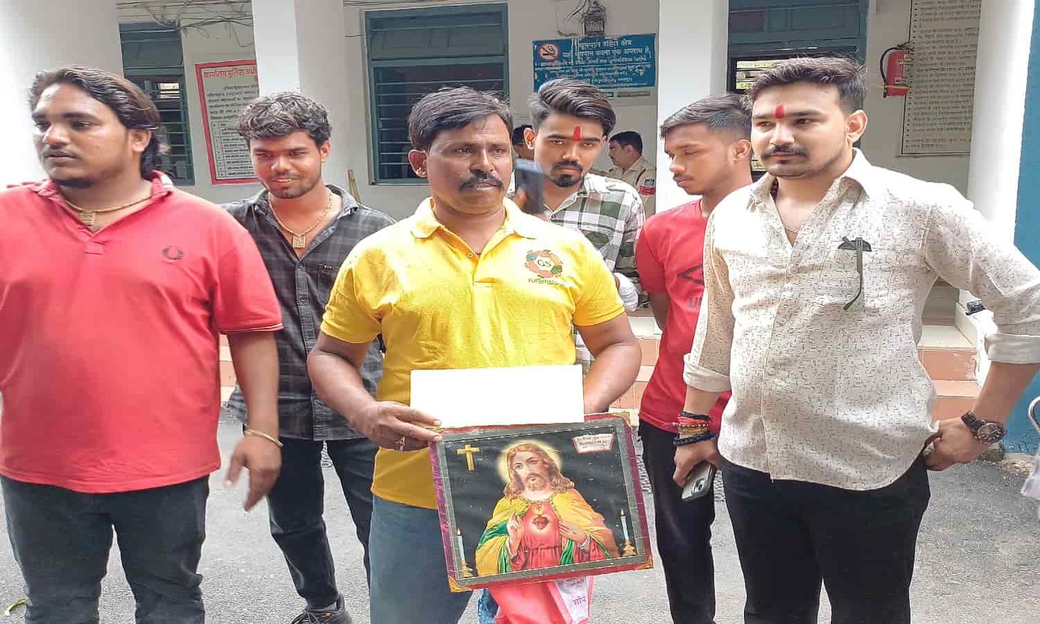 MP: छतरपुर में सफाईकर्मी ने लगाया धर्म परिवर्तन का आरोप, नौकरी और पैसे का दिया लालच