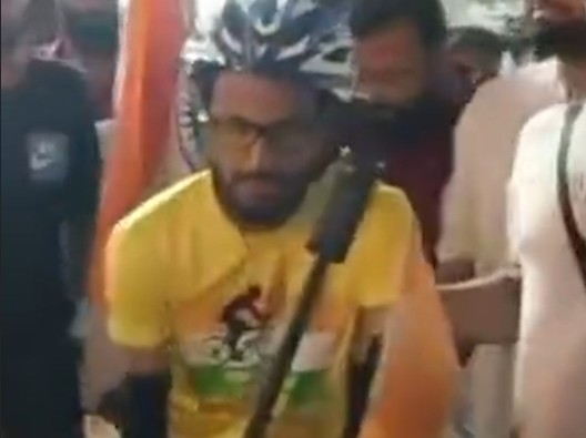 Young man on Hajj pilgrimage reached Rewa on bicycle