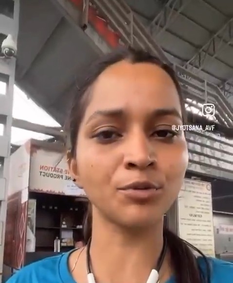 actress attacked in train