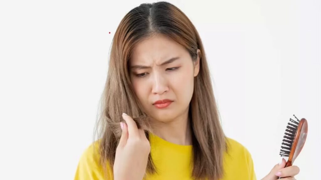 Hair Fall In Weather Changing Causes And Effective Remedies In Hindi