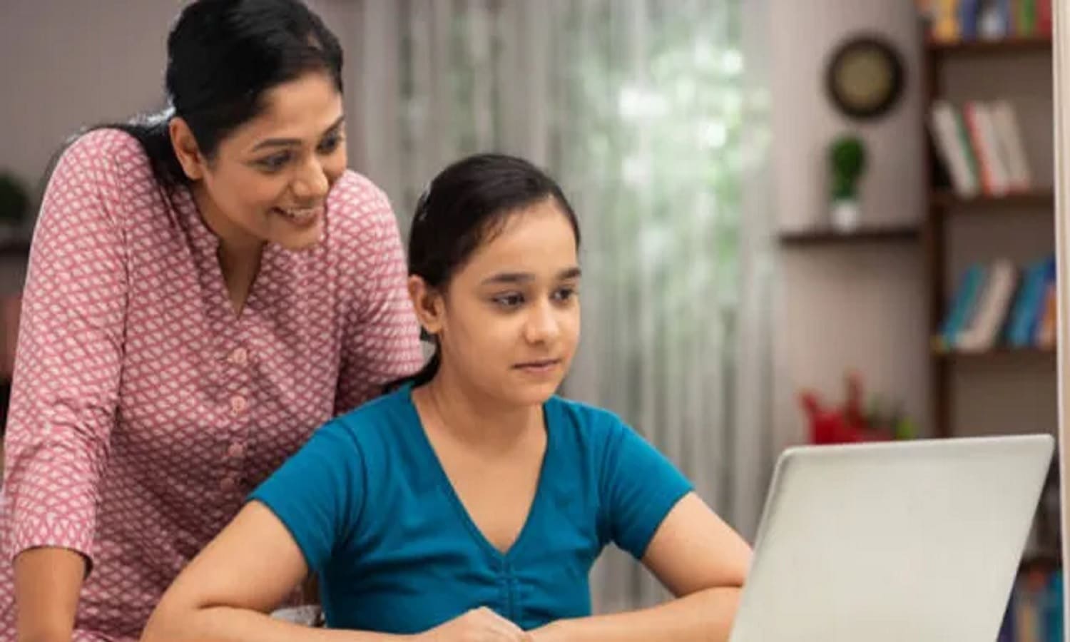 टीनएज में हार्मोनल चेंजेज : समझें बच्चों का मिजाज़, फॉलो करें केयर टिप्स