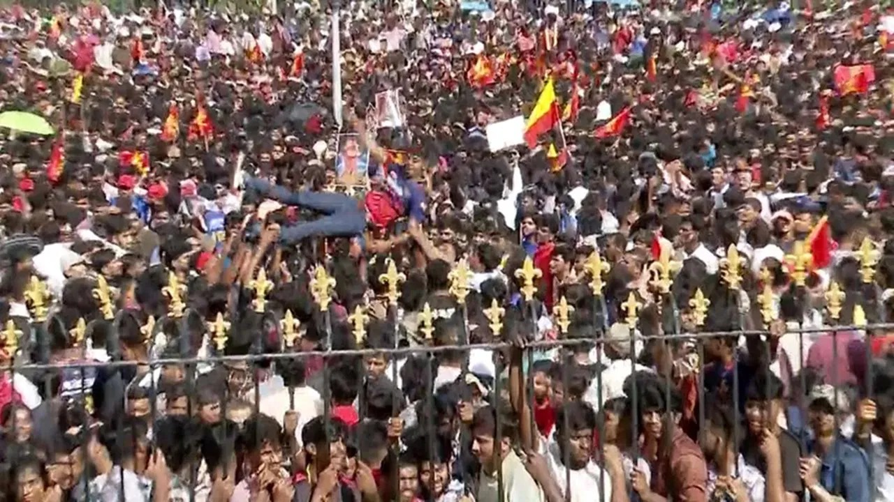RCB Victory Parade Stampede : जीत के जश्न के बीच भगदड़, 11 लोगों की मौत, 50 से ज्यादा घायल 