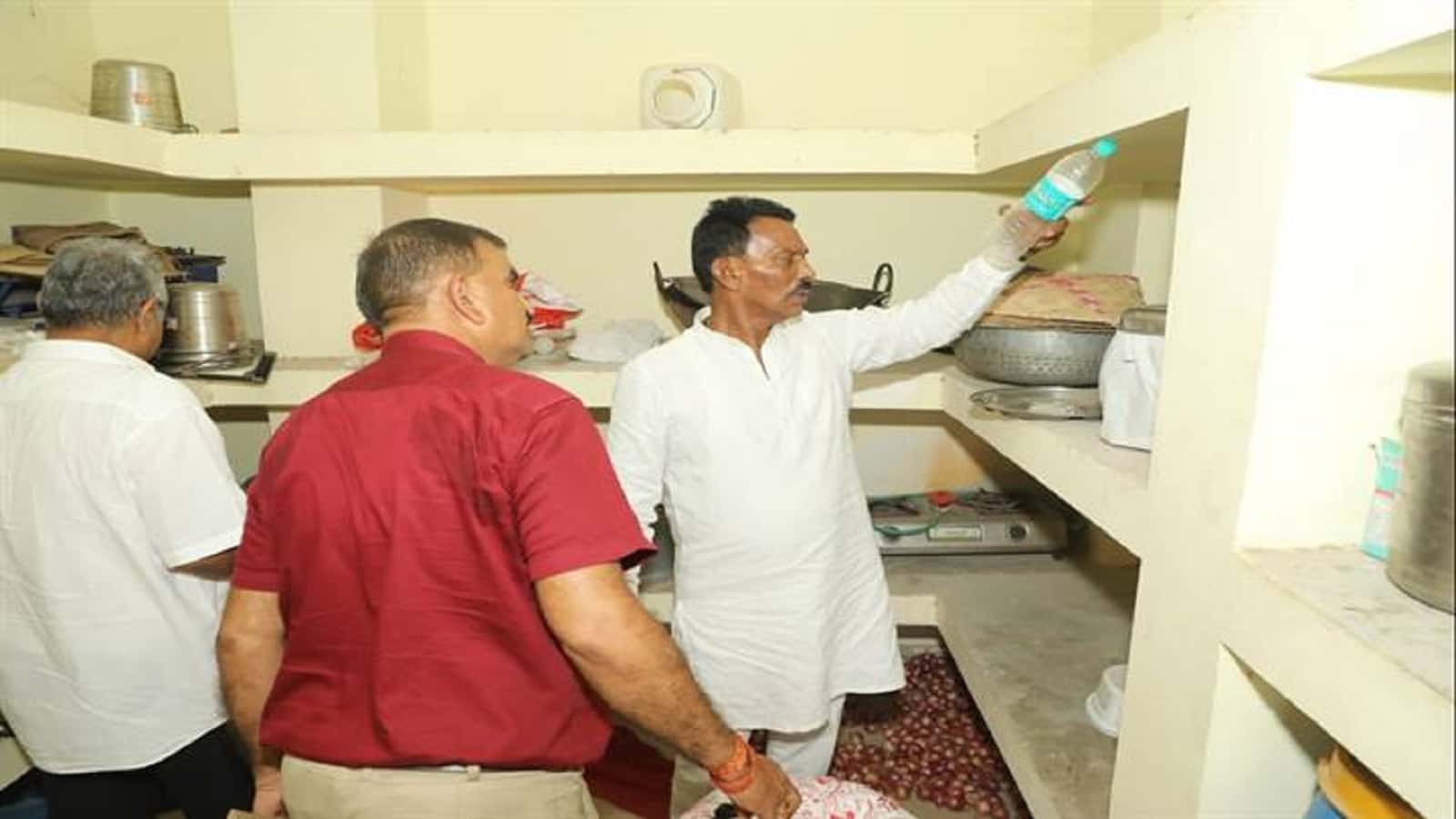 अचानक जनजाति छात्रावास पहुँचे मंत्री सिलावट, फिर..