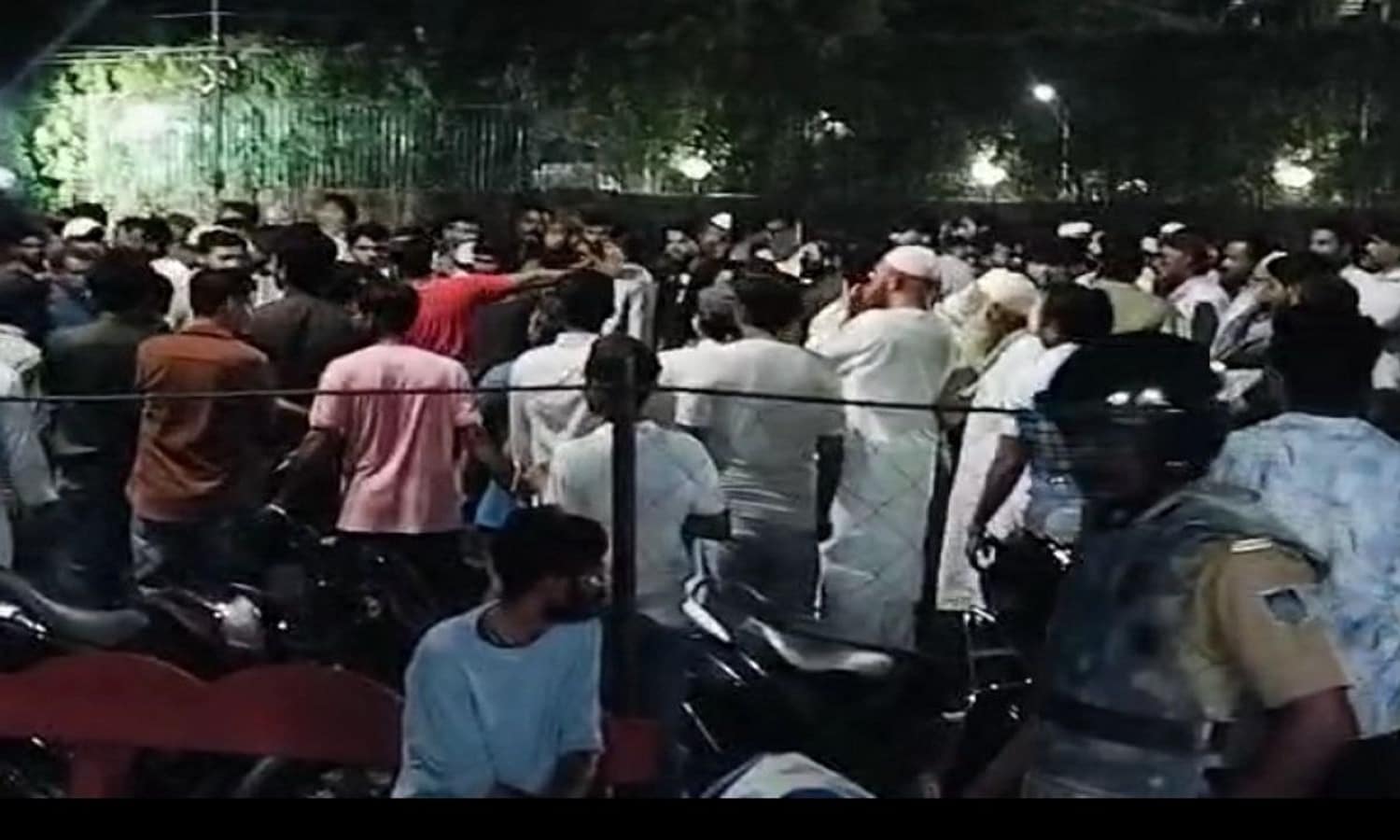 MP: मंडीदीप में भैंसों से भरे ट्रक को लेकर तनाव, पुलिस ने स्थिति को किया नियंत्रित