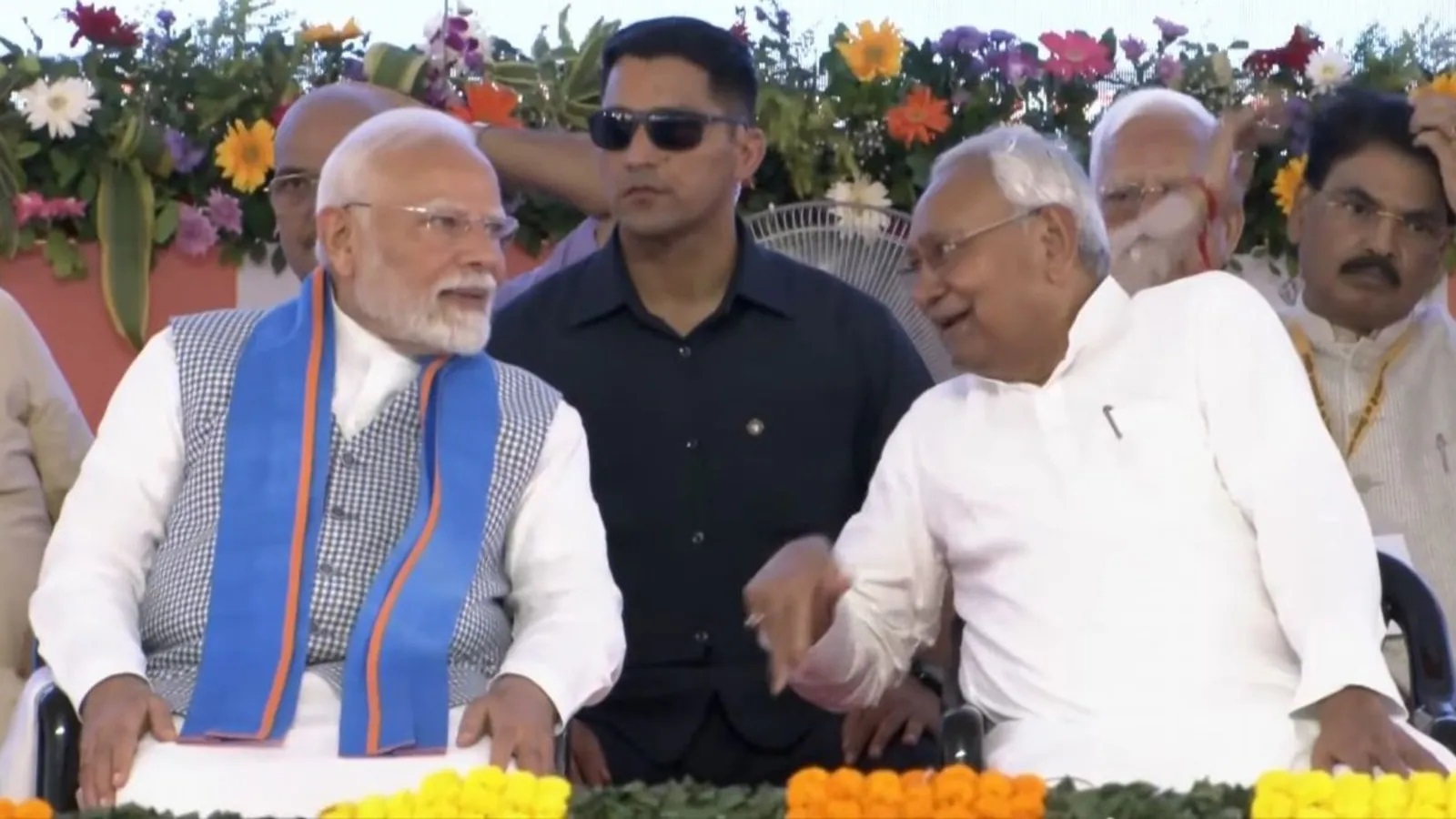 पीएम मोदी का सिवान में विपक्ष पर हमला: कांग्रेस-RJD ने बिहार को लूटा, विकास को रोका
