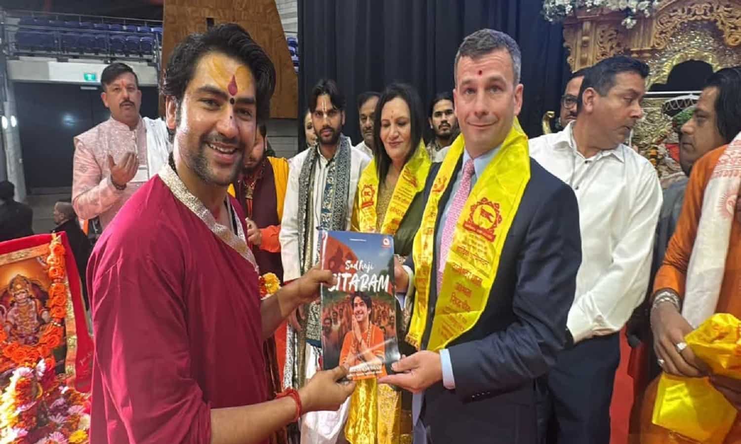 धीरेंद्र शास्त्री की हनुमंत कथा में न्यूजीलैंड के प्रधानमंत्री ने की शिरकत