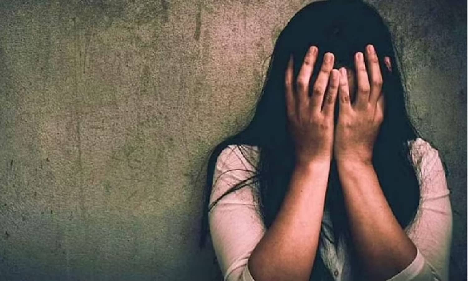 Rewa: पति को शराब पिलाकर बेहोश किया, दोस्तों पर गैंगरेप का आरोप