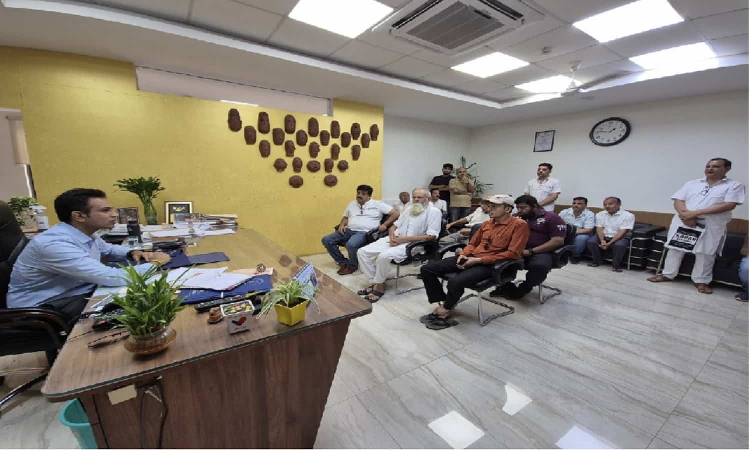 Rewa: रीवा निगमायुक्त ने कहा-दुकान के बाहर सामान ना रखें व्यापारी