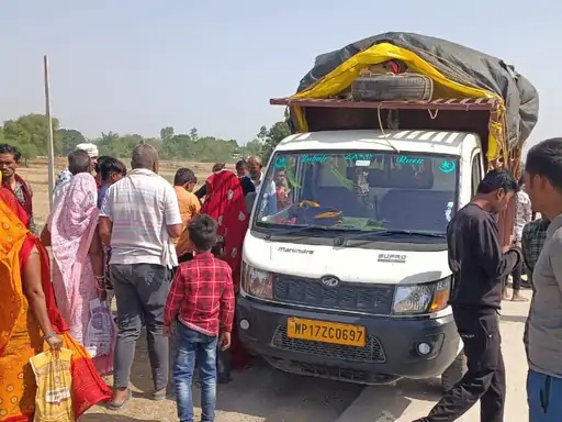 The vehicle of the pilgrims going to Maihar from Rewa overturned