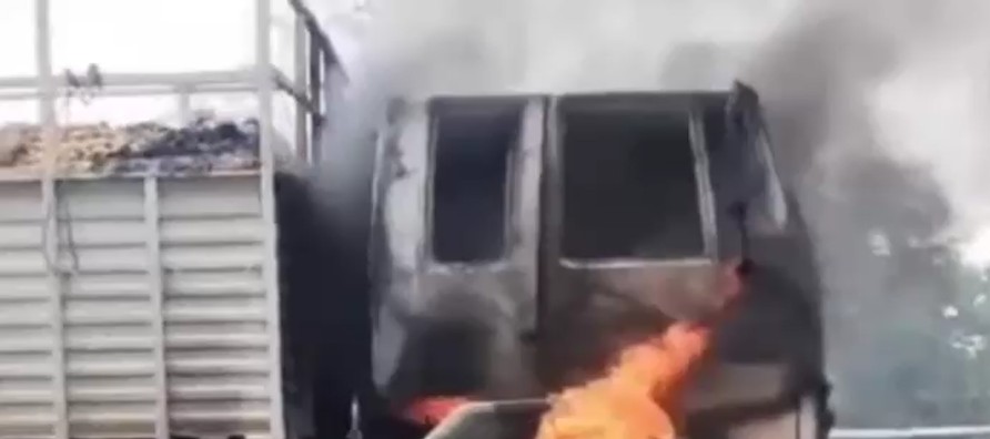Truck caught fire in Satna