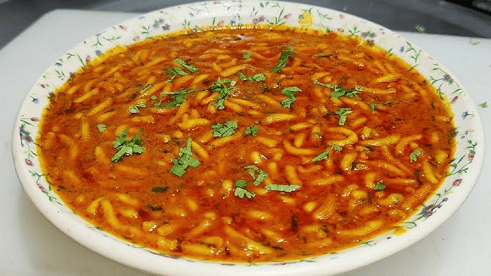 इंदौर की शान : खट्टी-मीठी सेव टमाटर की सब्ज़ी जो हर थाली को बनाए खास – a tangy delight form the heart of madhya pradesh
