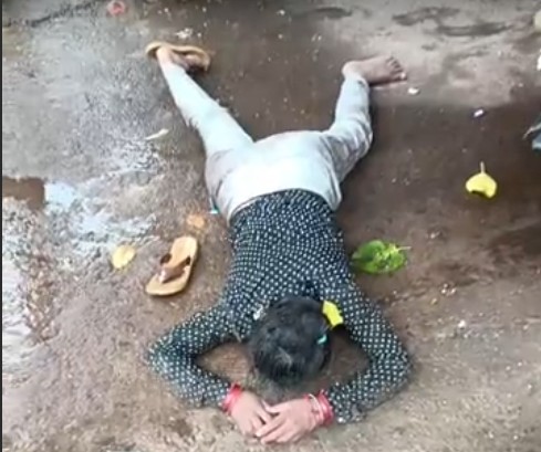 A girl who was cheated in love created a ruckus on the road after drinking alcohol