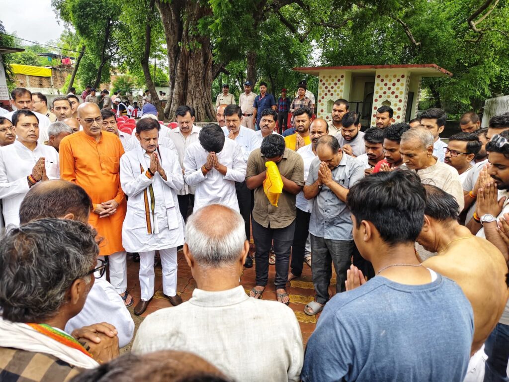 Last rites of MP Chief Minister's father-in-law took place in Rewa