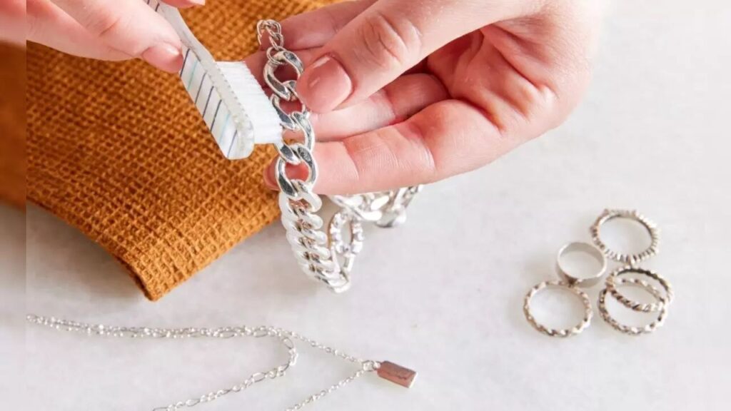 Chandi ki Jewellery ko Kaise Saaf Kare
