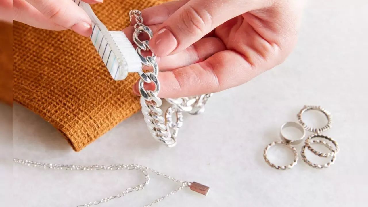 Chandi ki Jewellery ko Kaise Saaf Kare