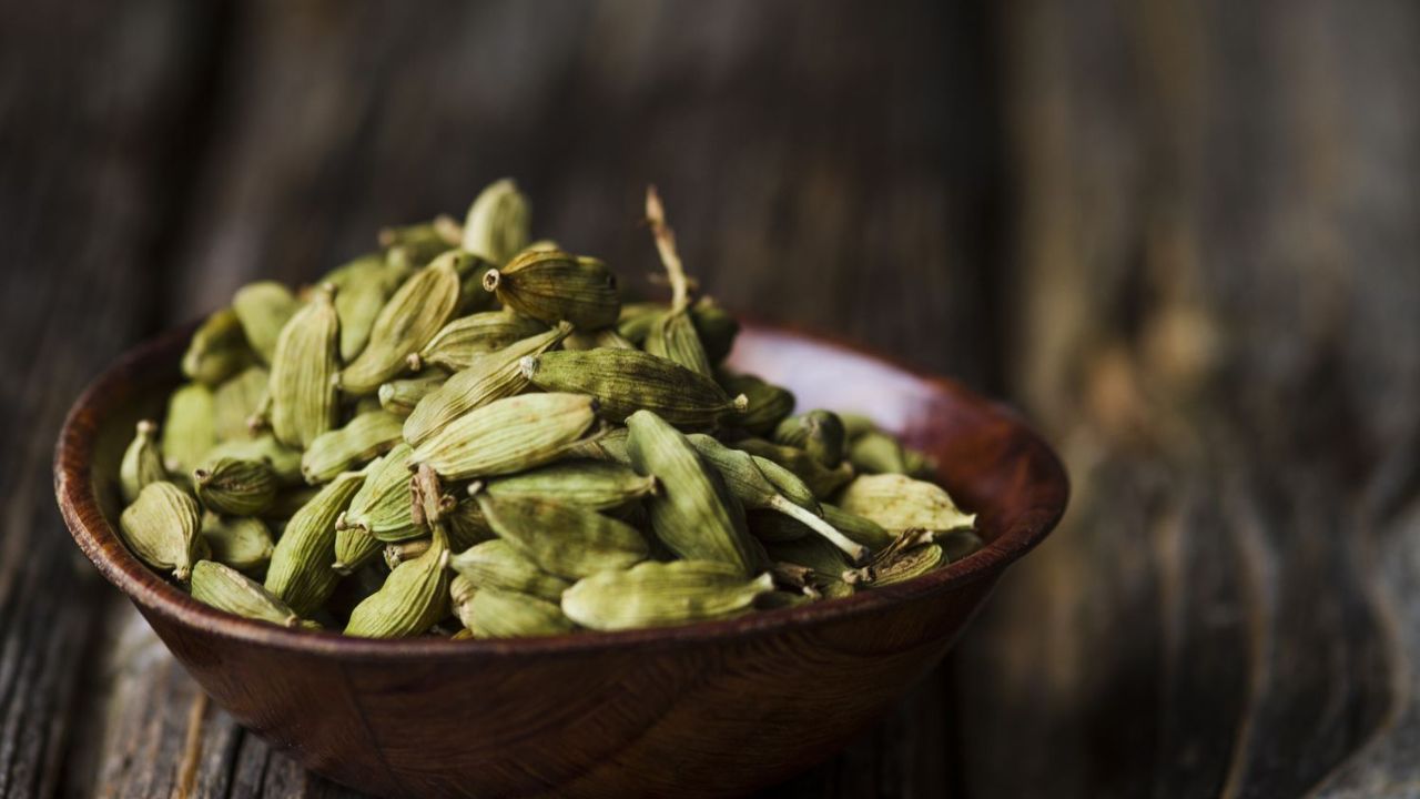 Green Cardamom Water Benefits: इलायची के पानी के यह 5 फायदे आपको कर देंगे हैरान