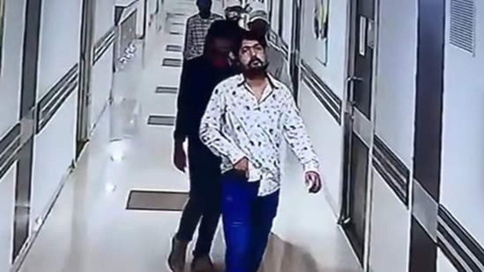 Paras Hospital Murder Case : पटना में अस्पताल के अंदर चंदन की हत्या करने वाले एक शूटर की हुई पहचान, CCTV में छिपे हैं सुराग 