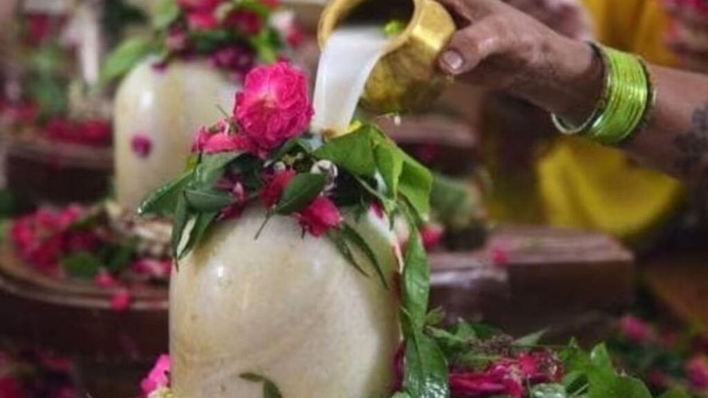 Shravan Mahine Me Shivling Par Kya Chadaye