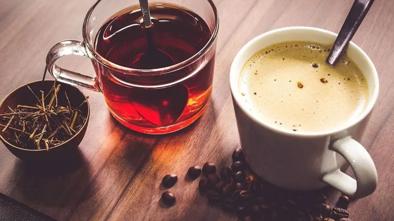 Tea or Coffee Which is Better: बारिश में चाय पियें या कॉफी? जानिए कौन सा पेय होगा फायदेमंद